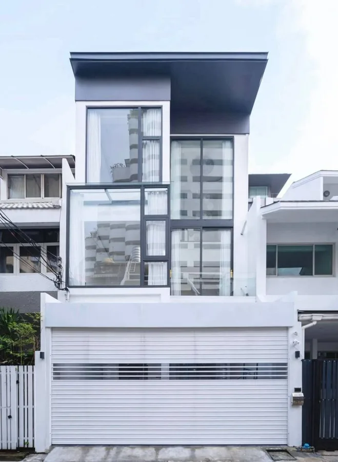 ขายทาวน์เฮ้าส์ 3 ชั้น ซอยสุขุมวิท 15 ใกล้ BTS อโศก และ NIST 4 ห้องนอน 25 ตรว.Urgent Sale! 3-story Townhome, 25 sq.wah, Sukhumvit Soi 15