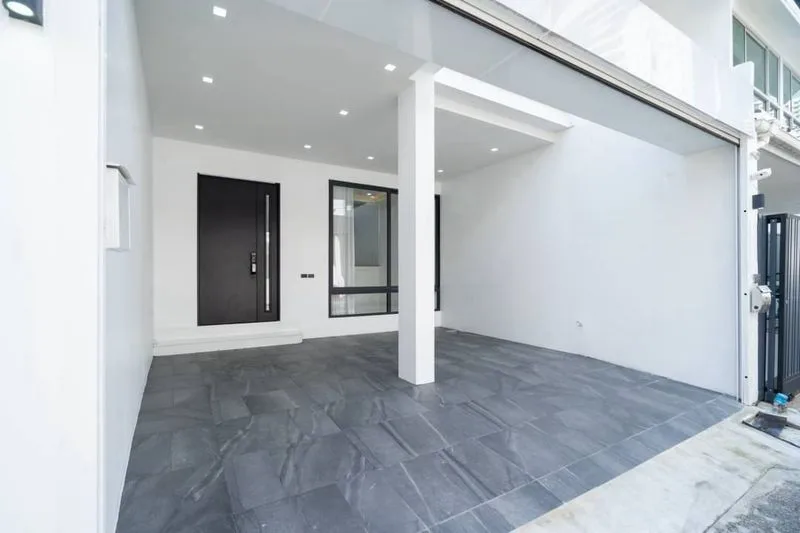 ขายทาวน์เฮ้าส์ 3 ชั้น ซอยสุขุมวิท 15 ใกล้ BTS อโศก และ NIST 4 ห้องนอน 25 ตรว.Urgent Sale! 3-story Townhome, 25 sq.wah, Sukhumvit Soi 15 รูปที่ 2