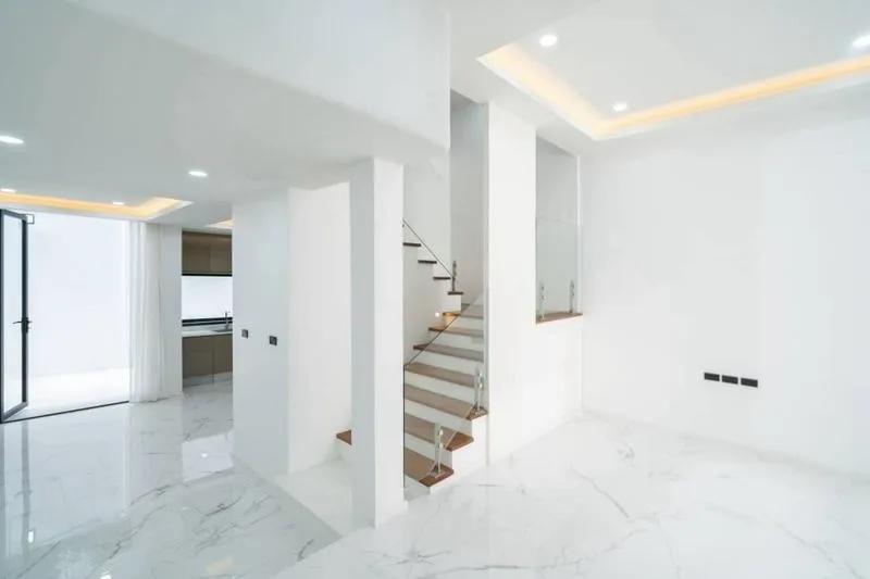 ขายทาวน์เฮ้าส์ 3 ชั้น ซอยสุขุมวิท 15 ใกล้ BTS อโศก และ NIST 4 ห้องนอน 25 ตรว.Urgent Sale! 3-story Townhome, 25 sq.wah, Sukhumvit Soi 15 รูปที่ 4
