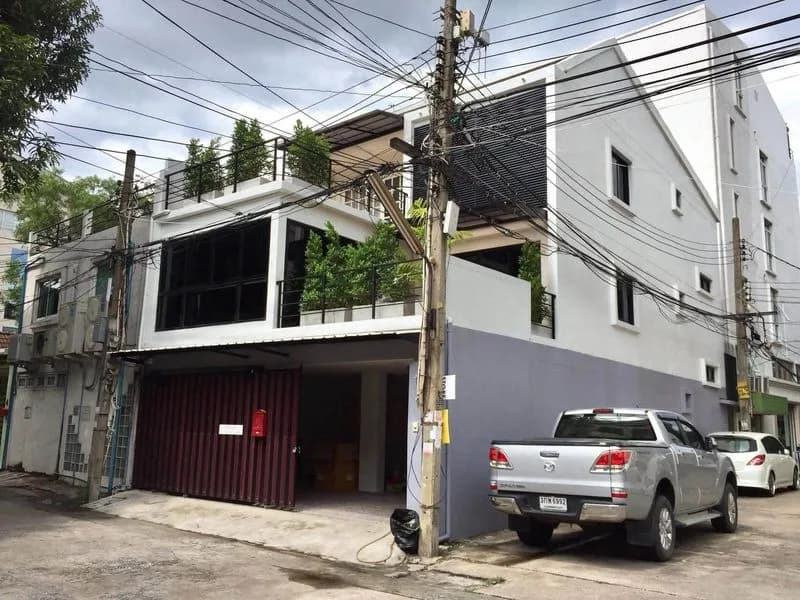 ให้เช่าทาวน์เฮ้าส์ 3 ชั้น เอกมัย ซอย 4 3-story townhouse for rent, located opposite Ekkamai Soi 4