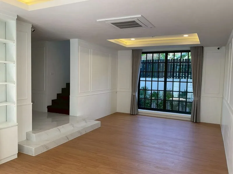 ให้เช่าทาวน์โฮม 4 ชั้น Renovate ใหม่ ซอยเอกมัย 12 ใกล้โรงเรียนนานาชาติ 4 ห้องนอน รูปที่ 2