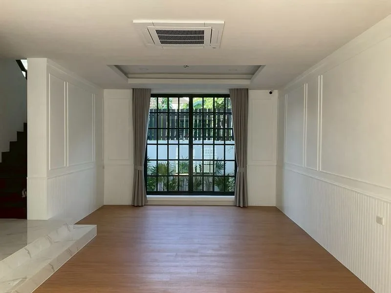 ให้เช่าทาวน์โฮม 4 ชั้น Renovate ใหม่ ซอยเอกมัย 12 ใกล้โรงเรียนนานาชาติ 4 ห้องนอน รูปที่ 3