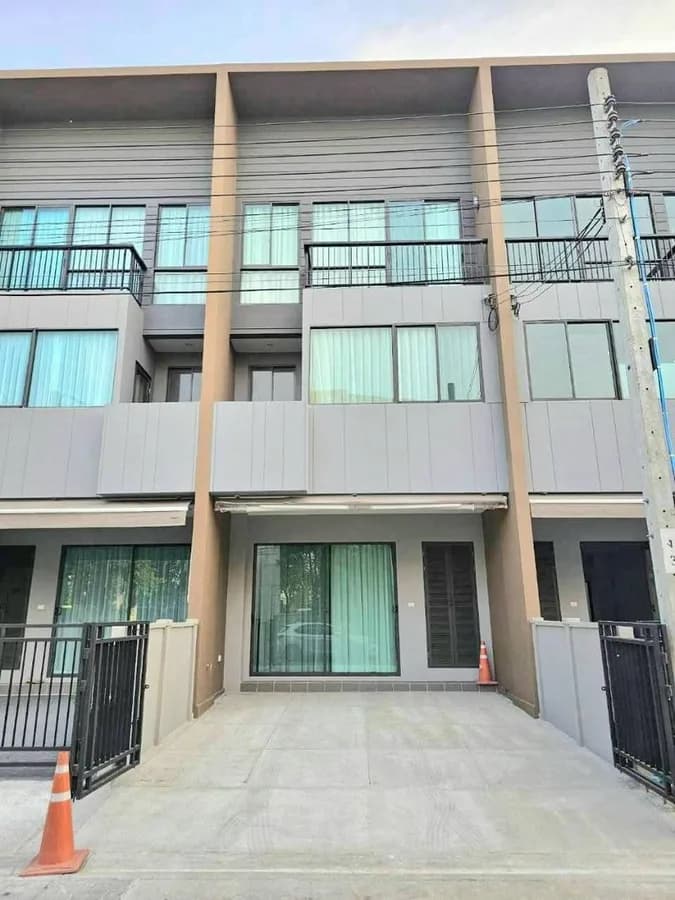 ให้เช่าทาวน์โฮม 3 ชั้น บ้านกลางเมือง พระราม 9 กรุงเทพกรีฑา พร้อมอยู่ ใกล้สนามบินสุวรรณภูมิ