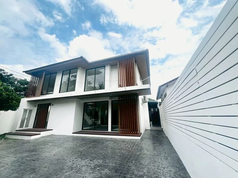 ให้เช่าบ้านเดี่ยวหรู 2 ชั้น ปรีดีพนมยงค์ 42 ใกล้ Bangkok Prep 4 ห้องนอน รูปที่ 2